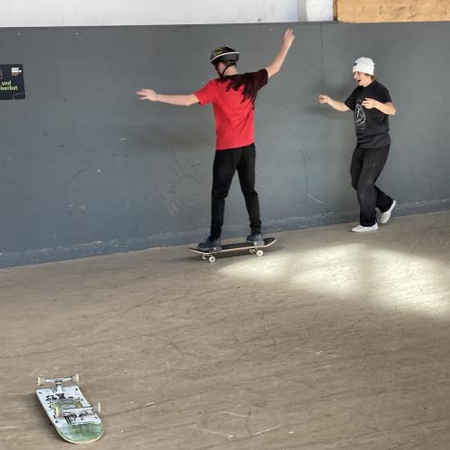Schüler auf dem Skateboard