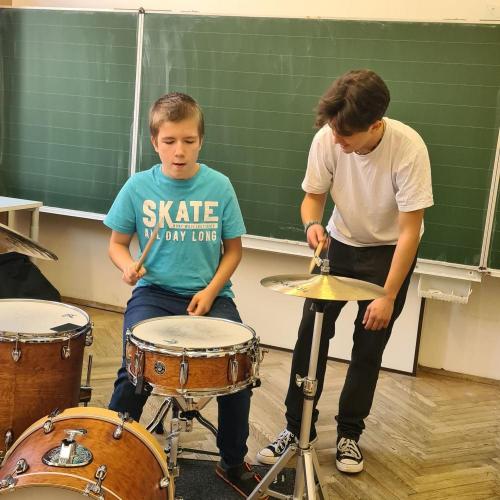 1 Schüler spielt mit dem Schlagzeuger auf dem Schlagzeug