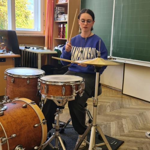 1 Schülerin spielt Schlagzeug