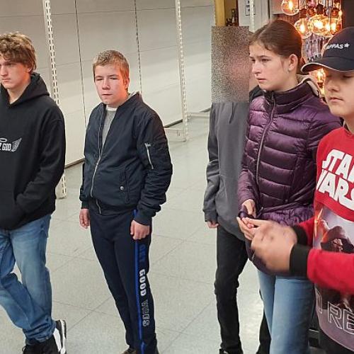 Schülergruppe im Metro