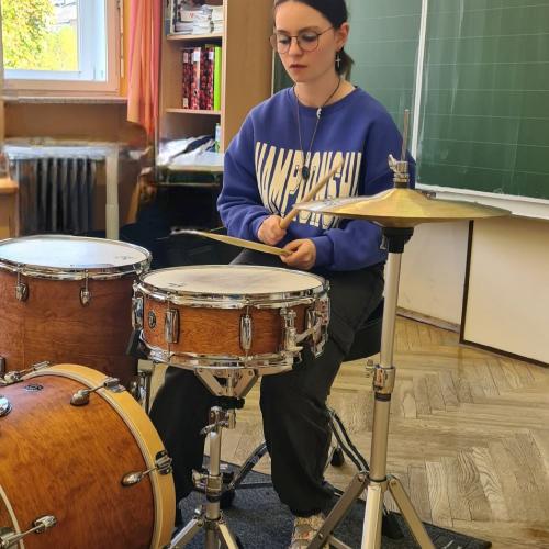1 Schülerin spielt Schlagzeug