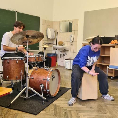 1 Schülerin spielt mit dem Schlagzeuger 